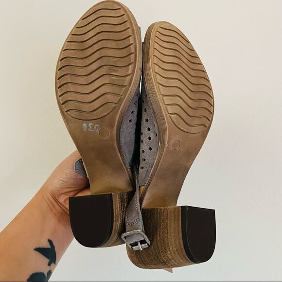 Sophia milano Women's Perforated Hooded Wedge Sandals Size 8 NWT - Picture 4 of 6